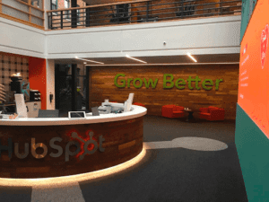 recpetion-desk-importance